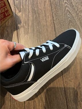 Vans kidsBlack and White Low-Top Canvas Sneakers